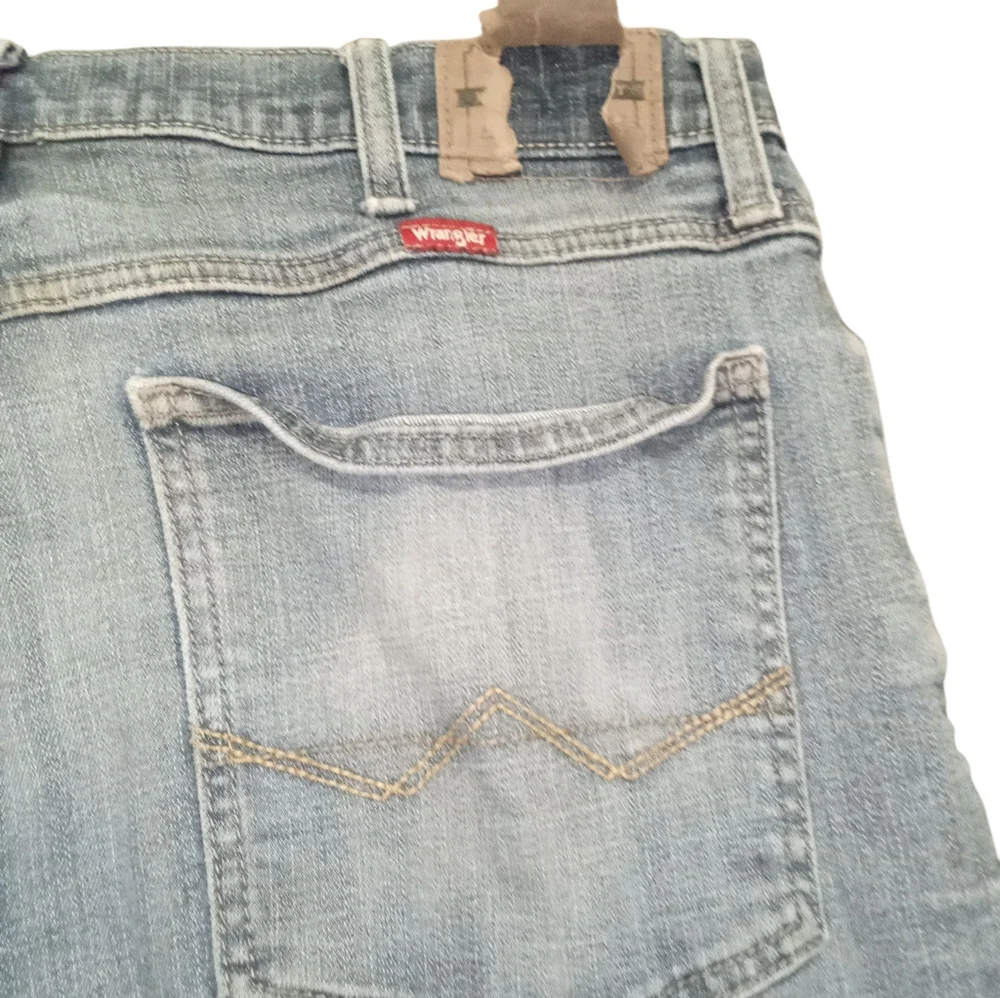 Wrangler straight fit flex mens 34/30 faded blue jeans